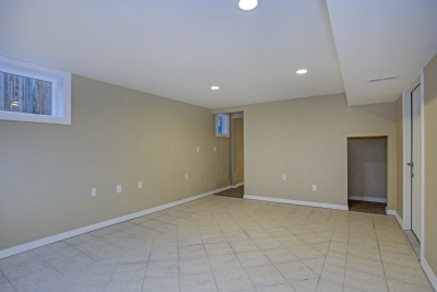 Empty room, sand beige walls, tiled floor in a luxury home.
